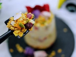 来一勺乳酸菌麦片，口感丰富又香甜酥脆。