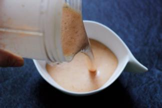 先把打好的无花果酸奶倒入容器里。