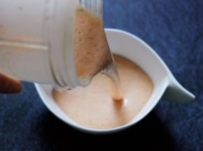 先把打好的无花果酸奶倒入容器里。