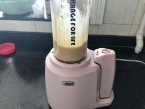 盖好盖子，启动果汁机10秒钟。