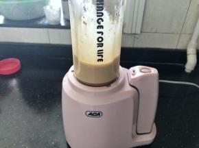 盖好盖子，启动果汁机10秒钟。