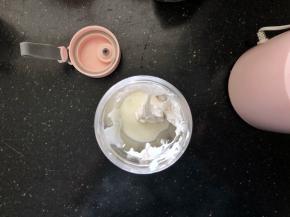 把咖啡粉、原味酸奶和30克棉花糖倒入ACA-VP300果汁机中。