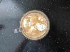 打好的咖啡奶昔倒入杯中，把剩余的棉花糖用勺子挖成小球放入杯中。