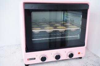 放入预热好的海氏烤箱，上下火180度，中层20分钟，烤好取出脱模晾凉即可食用