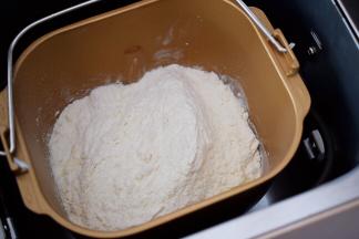 然后再倒入高筋面粉