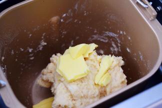 在面包机启动后，搅拌1完成后，面团成团停止休息时，这个时候加入黄油