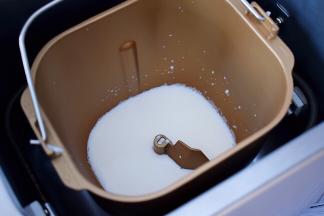 使用面包面的时候，一般是先放入液体，把面包机的面包桶洗干净，擦去水分，倒入牛奶