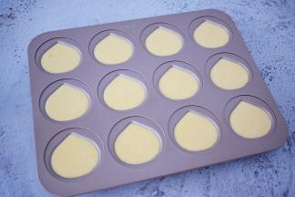 然后再挤入原味蛋糕糊