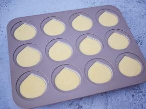 然后再挤入原味蛋糕糊