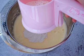 分两次筛入低筋面粉，每次筛入都要拌匀才能筛入下一次