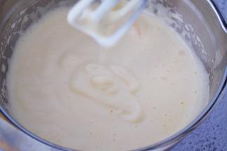 用电动打蛋器打发至蓬松发白，提起打蛋器滴落时纹路不易消失即可