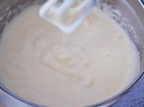 用电动打蛋器打发至蓬松发白，提起打蛋器滴落时纹路不易消失即可