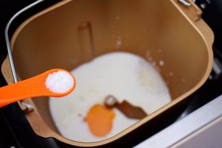 在另一角放入盐