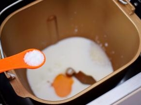 在另一角放入盐