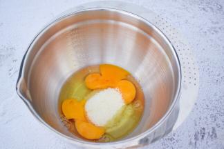 鸡蛋打入盆中，一次性加入全部的白糖

