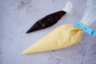 把拌匀的蛋糕糊装入裱花袋，再把巧克力流心馅装入裱花袋备用