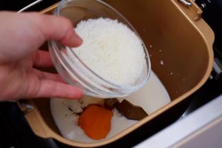 再在面包桶的另一角先放入白糖