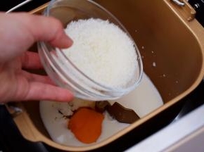 再在面包桶的另一角先放入白糖