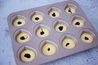 再挤入巧克力流心馅