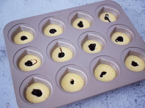 再挤入巧克力流心馅