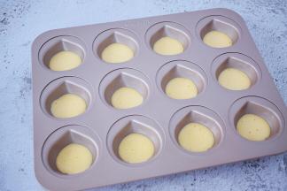 先用原味蛋糕糊在模具中的挤入学厨栗子模具一半的蛋糕糊