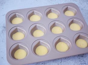 先用原味蛋糕糊在模具中的挤入学厨栗子模具一半的蛋糕糊