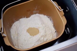 在面粉中间挖个小坑，然后放入酵母