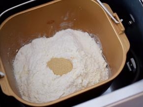 在面粉中间挖个小坑，然后放入酵母