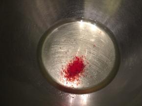 取一个干净的盆，放入TPT内的蛋清，加入色粉，拌匀