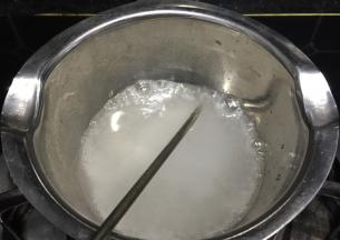 小锅倒入水和细砂糖（糖浆），小火加热至117度