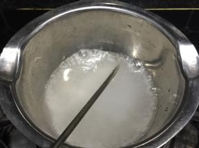 小锅倒入水和细砂糖（糖浆），小火加热至117度