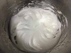 蛋清+细砂糖（蛋白霜）打发至小尖角