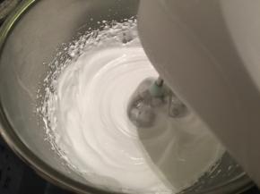 缓慢将熬好的糖浆倒入蛋清内，打发至鹰嘴状，倒扣打蛋盆不倒流