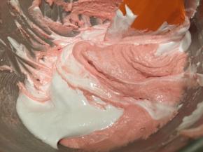 分3次将打发好的蛋白加入TPT内