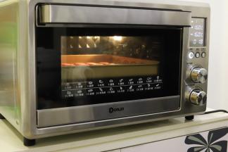 晾皮时预热烤箱，160度上下火，烘烤15-18分钟