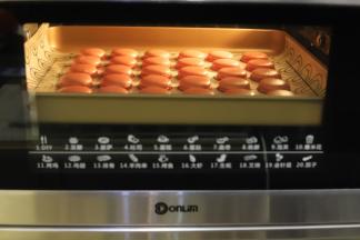 烤至6-8分钟时可以看出裙边已经出来了