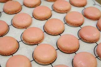 晾架上放凉备用