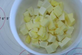 黄油和奶油奶酪切成小块