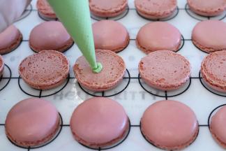 挤入抹茶奶酪夹心