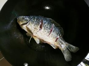 热锅热油放入鲫鱼煎