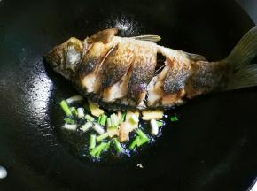 放入葱白煎出香味