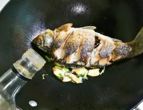 放入一勺料酒蒸发掉