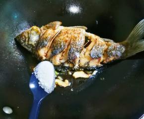 放入半小勺盐，一小勺糖