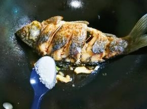 放入半小勺盐，一小勺糖