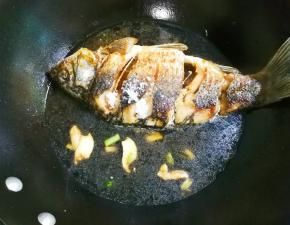 放入鲫鱼一半高度的热水烧开