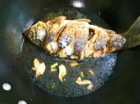 放入鲫鱼一半高度的热水烧开