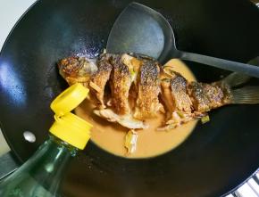 放入半勺醋烧半分钟