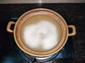 随手一把米放进煲里，加十倍的水，我们都习惯，【这种浅煲，米的份量能铺满锅底，就往锅里加满水】

这个是1.2升的瓦煲，煲饭煲粥味道特别好，锁温性很好，可以在短时间内煮熟食物，做广东家家必备。
