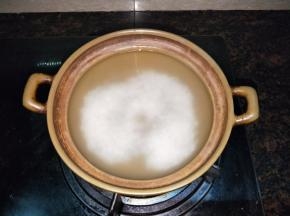 随手一把米放进煲里，加十倍的水，我们都习惯，【这种浅煲，米的份量能铺满锅底，就往锅里加满水】

这个是1.2升的瓦煲，煲饭煲粥味道特别好，锁温性很好，可以在短时间内煮熟食物，做广东家家必备。
