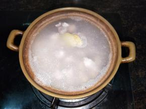 全程不盖盖子，因为容易扑锅，中火水开后立即转最小火
加入姜片，瑶柱，鲍鱼，和排骨，花胶【这些不容易煮熟或者耐煮的】